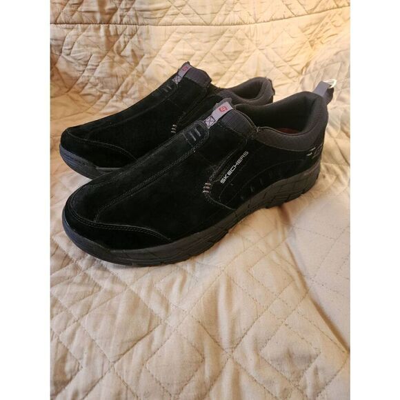 Skechers 13  relaxed fit memory foam Suede slip on, black on black - Picture 1 of 9